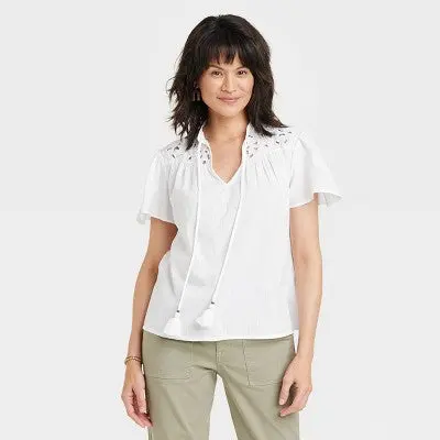 Knox Rose Women'S V-Neck Short Sleeve Eyelet Top – Woven Detail 1